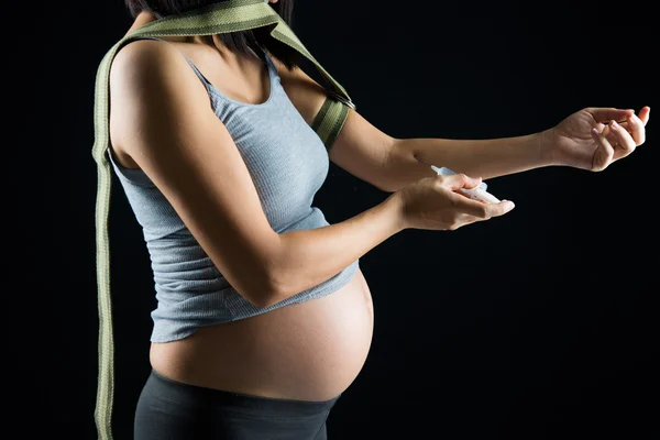 Madre embarazada que toma drogas — Foto de Stock