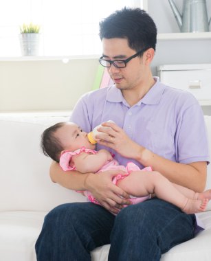 Genç Asyalı baba besleme kız 