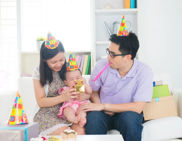 Family celebrating birthday — Stock Photo, Image