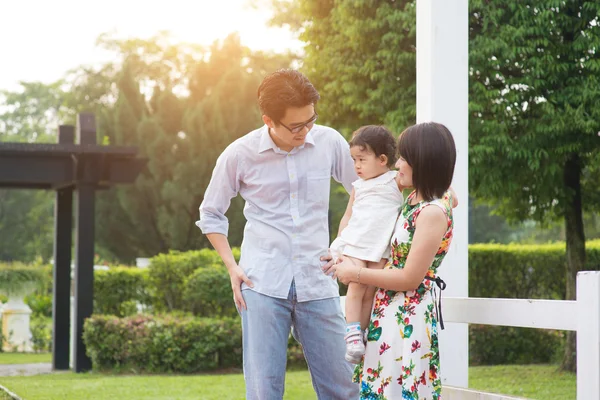 Famiglia asiatica che gioca e gode — Foto Stock