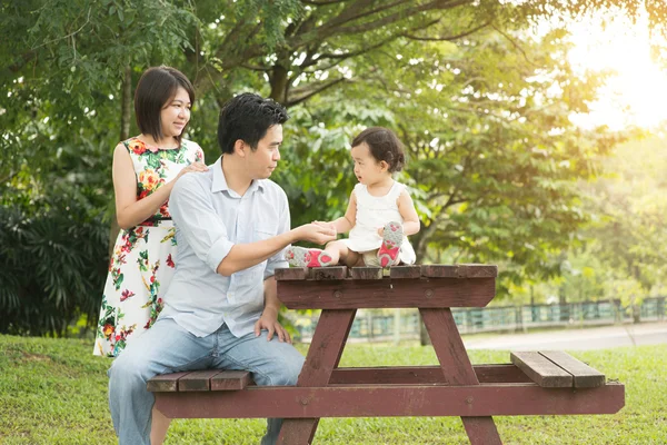 Asijské rodiny hrát a užívat si — Stock fotografie