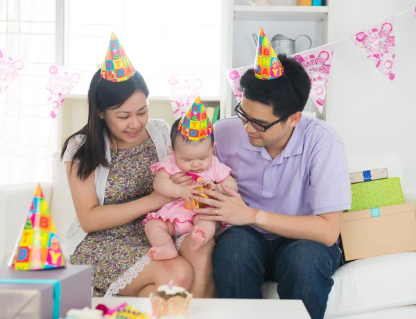 Familie viert verjaardag — Stockfoto