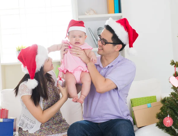 Familie viert Kerstmis — Stockfoto