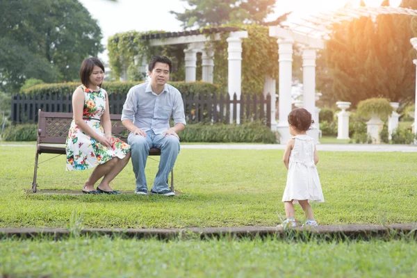 Asiático família jogar e desfrutar — Fotografia de Stock