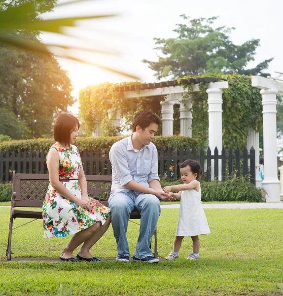 Asiatische Familie spielen und genießen — Stockfoto