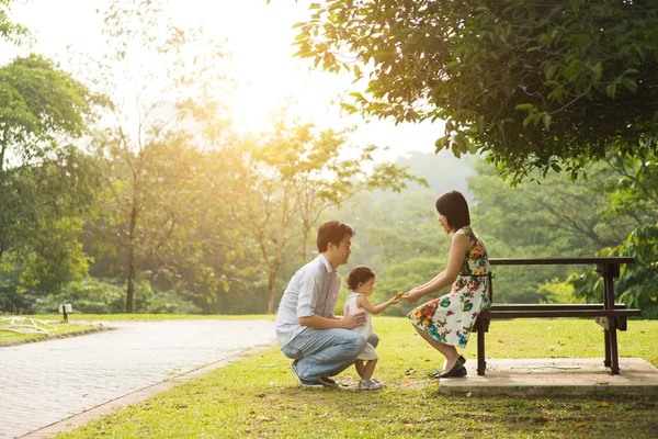 Aziatische familie spelen en genieten van — Stockfoto