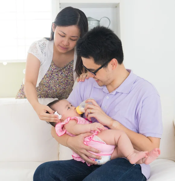 Asiáticos padres amamantando bebé — Foto de Stock