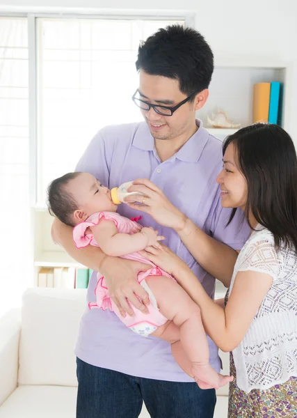 Asiáticos padres amamantando bebé — Foto de Stock