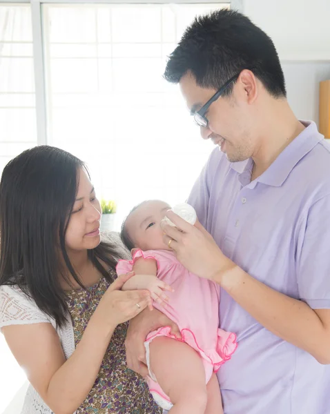 Asiáticos padres amamantando bebé — Foto de Stock