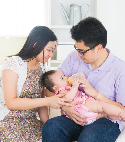 Asiáticos padres amamantando bebé — Foto de Stock