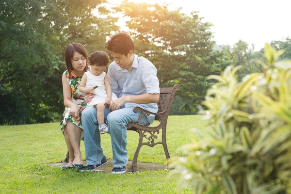 Azjatyckie rodziny gry i cieszyć — Zdjęcie stockowe
