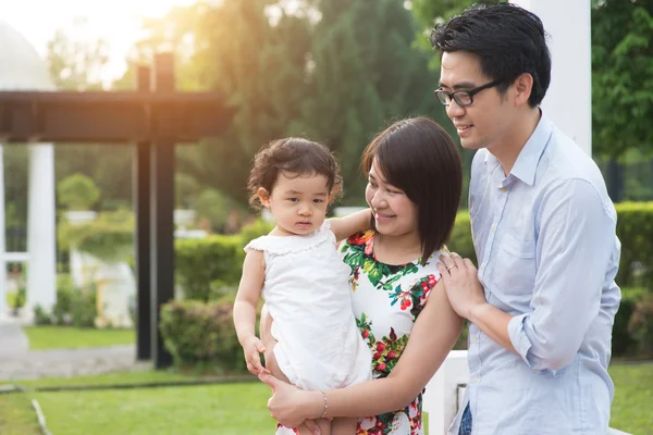 Famiglia asiatica che gioca e gode — Foto Stock