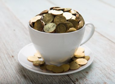 Altın sikke ile kahve fincanı