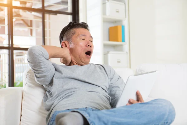 Man met teveel gadgets — Stockfoto