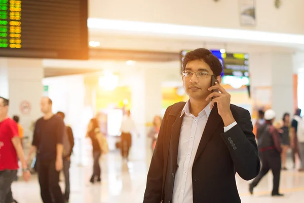 Індійський бізнесмен в терміналі аеропорту — стокове фото