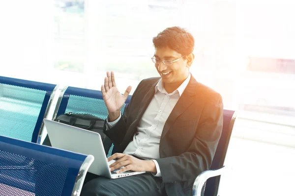 Business man with laptop at airport — Stock Photo, Image