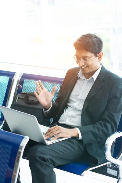 Business man with laptop at airport — Stock Photo, Image