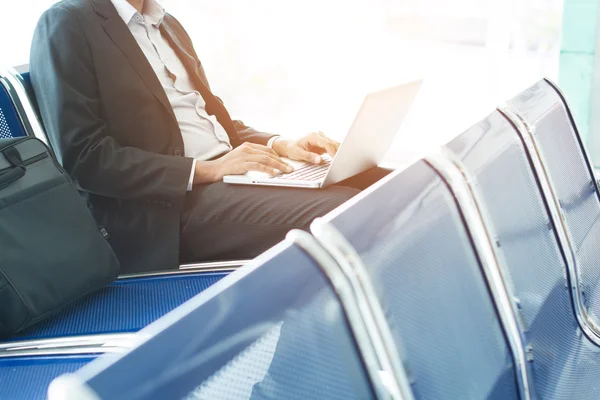 Uomo d'affari con computer portatile in aeroporto — Foto Stock