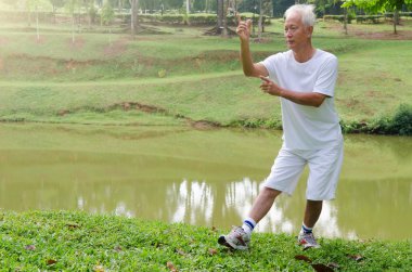 Asya adam Tai chi gerçekleştirme