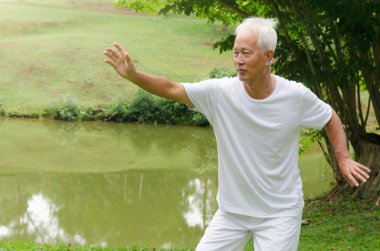 Asya adam Tai chi gerçekleştirme