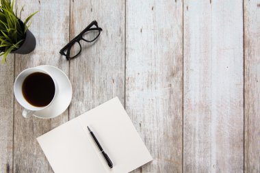 Kahve ile çalışma masası
