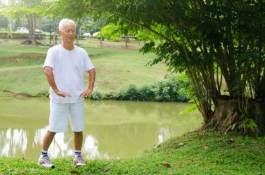 Asya adam Tai chi gerçekleştirme