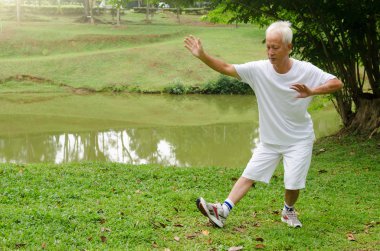Asya adam Tai chi gerçekleştirme