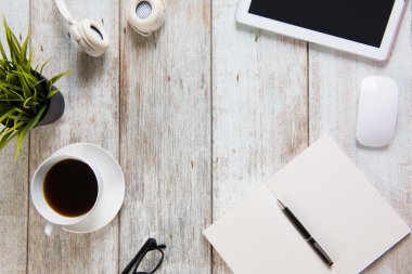 Kahve ile çalışma masası