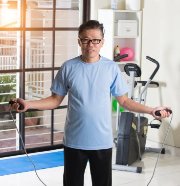 İp atlama yapan Asyalı erkek