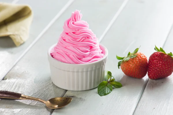 Παγωτό γιαούρτι φράουλες — Φωτογραφία Αρχείου