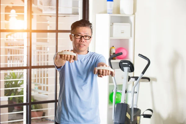 Aziatische senior man met dumbells — Stockfoto