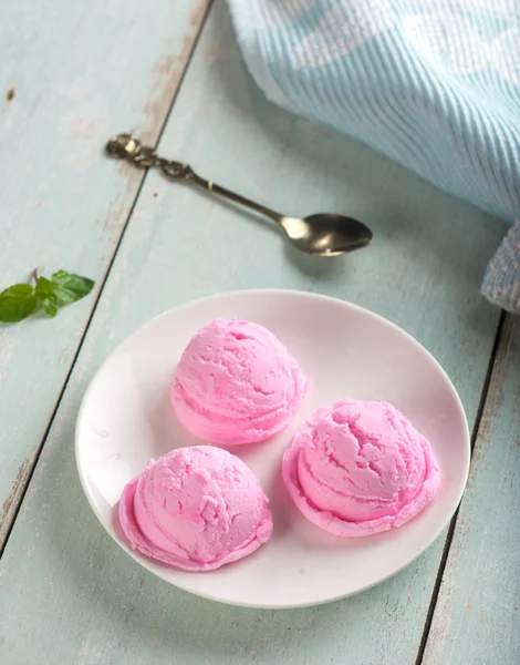 Strawberry ice cream on plate — Stock Photo, Image