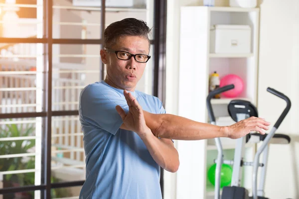 Mognade asiatiska man stretching — Stockfoto