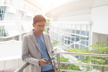 Telefon kullanan Hintli adam.