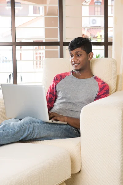 India tiener met behulp van laptop — Stockfoto