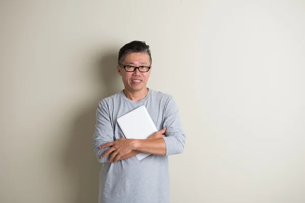 Amadurecido asiático homem usando tablet — Fotografia de Stock