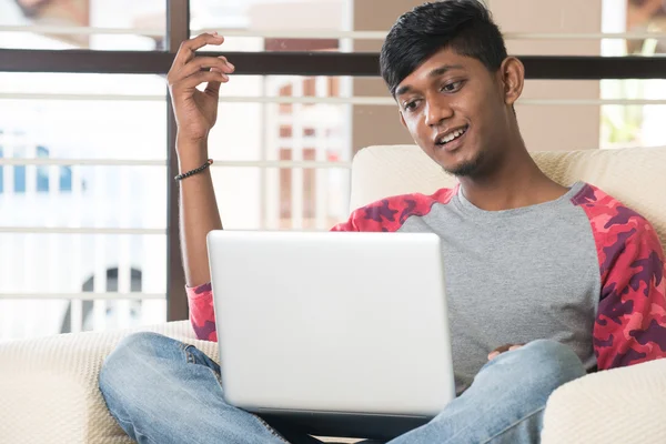 Indien tonåring använder laptop — Stockfoto