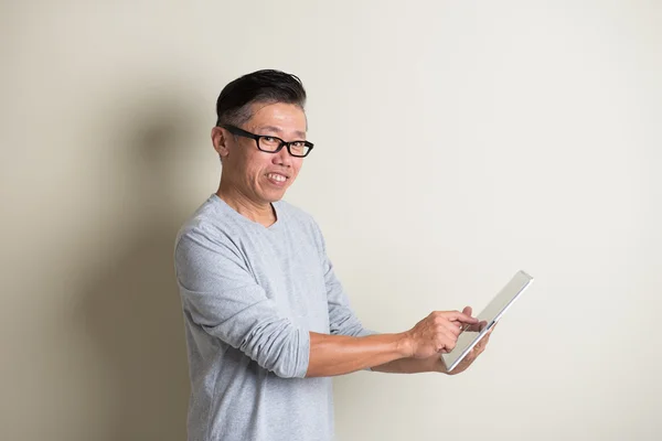 Amadurecido asiático homem usando tablet — Fotografia de Stock