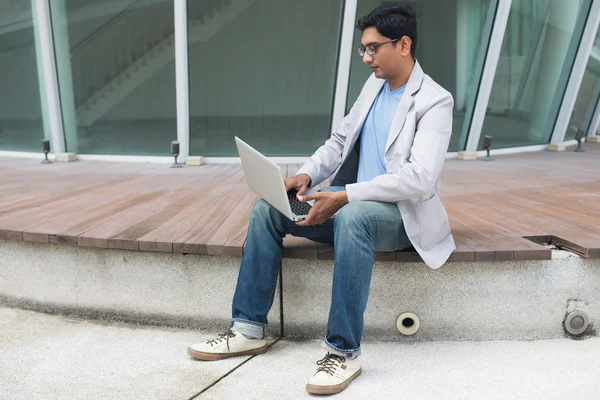 Homem indiano usando laptop — Fotografia de Stock