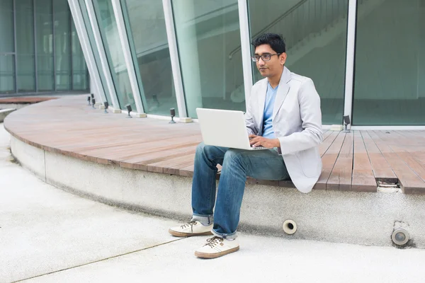 Homem indiano usando laptop — Fotografia de Stock