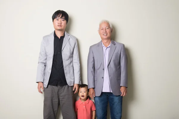 Три покоління азіатської сім'ї — стокове фото