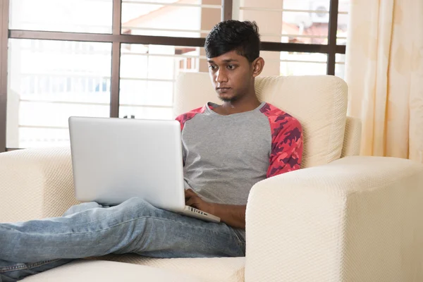 India adolescente usando laptop — Fotografia de Stock