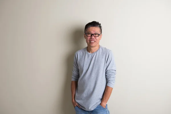 Vyzrálé asijské muž v neformálních rozhovorech — Stock fotografie