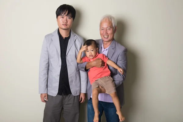 Три поколения азиатских семей — стоковое фото