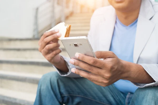 Indiano maschio mangiare un panino veloce — Foto Stock