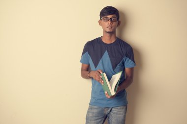 Kitap ile Hint öğrenci