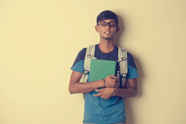 Estudiante indio con libro — Foto de Stock