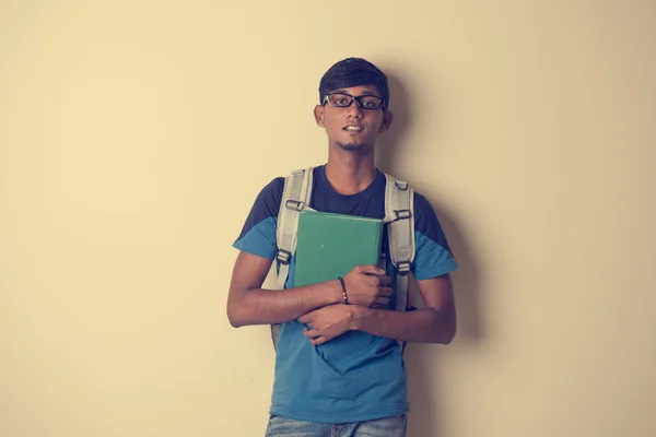Estudante indiano com livro — Fotografia de Stock