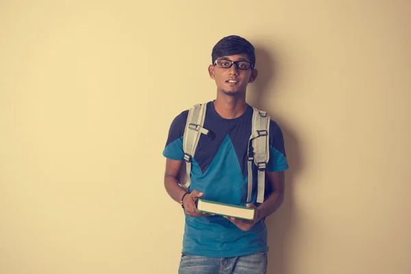 Indiase student met boek — Stockfoto