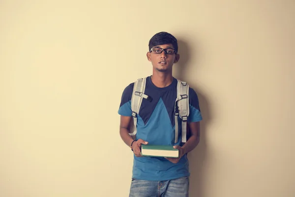 Estudiante indio con libro — Foto de Stock